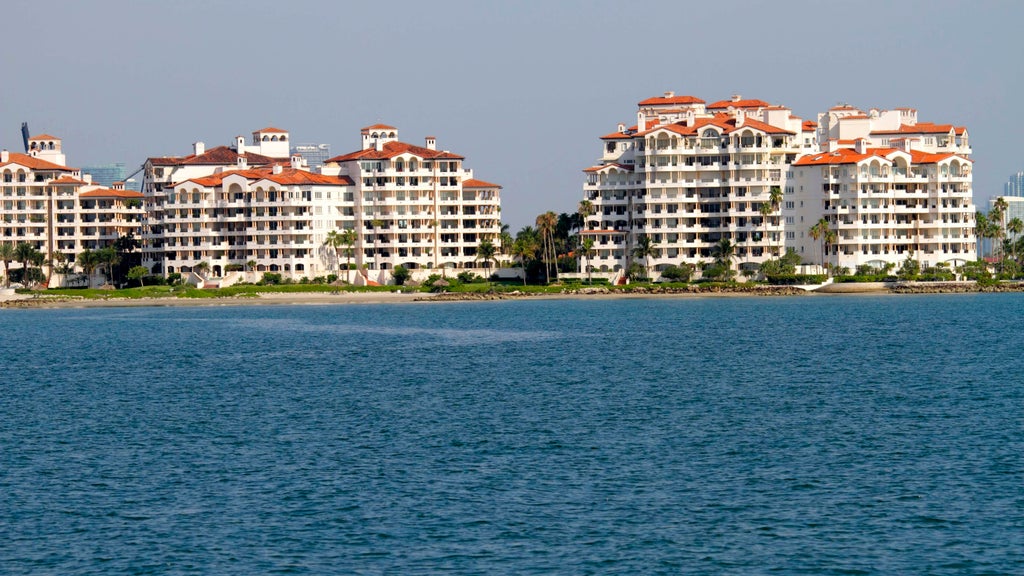 Man struck by boat propeller while in water off Miami Beach marina, FWC says — CBS Miami, Delray Beach Health news
