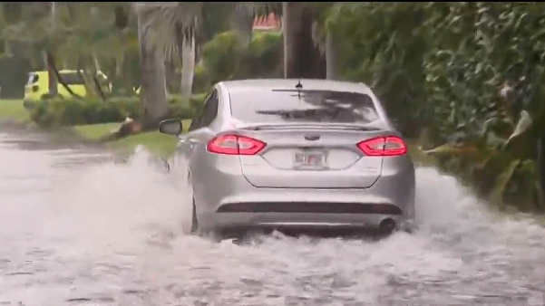 Heavy rain leaves flooded streets, hazardous driving conditions in Broward County — CBS Miami, Delray Beach Community news