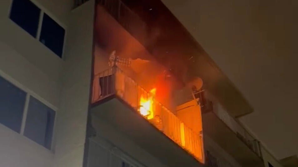 Miami apartment fire displaces 15 residents, two transported with smoke inhalation, officials say โ Delray Beach Health news
