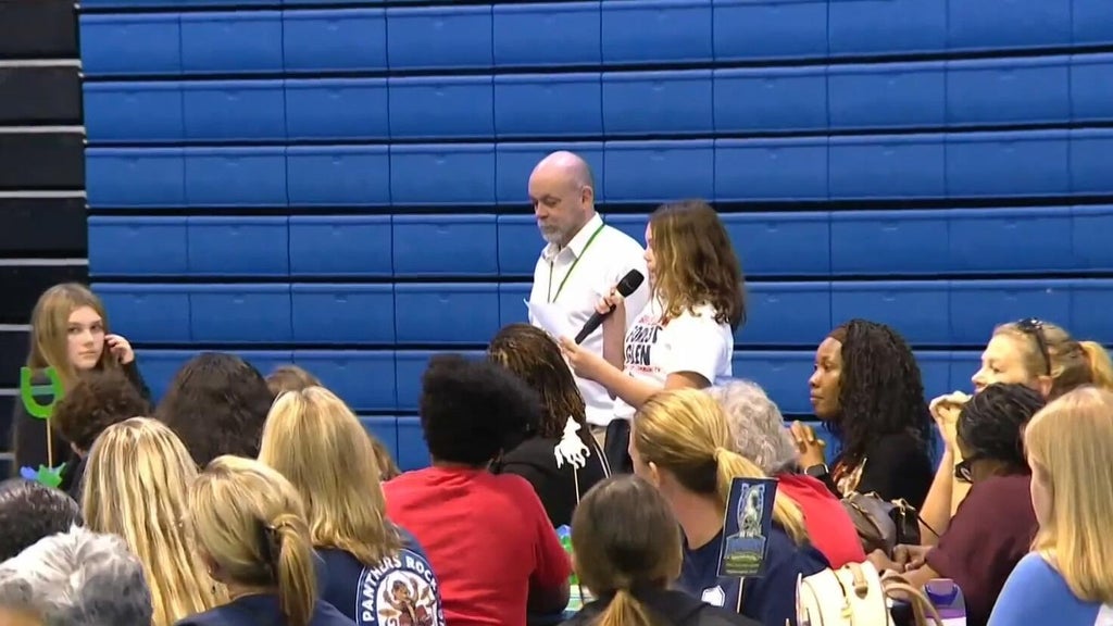 Broward students and parents express concerns about school closures — CBS Miami, Delray Beach Schools news