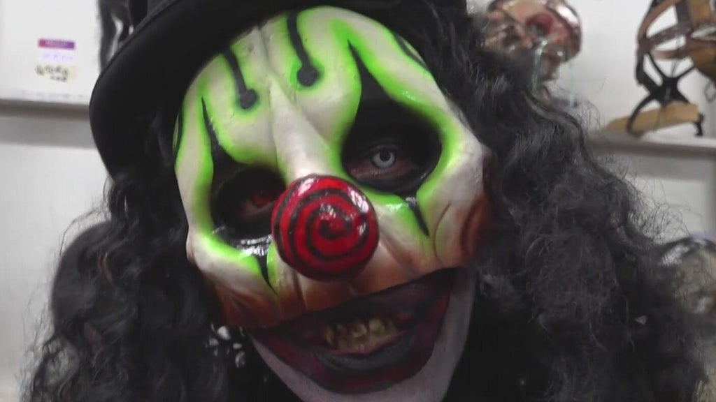 South Florida scare actor sells ice by day, haunts by night — CBS Miami, Delray Beach Sports news