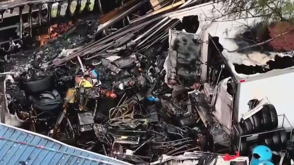 Pets survive massive mobile home fire in West Little River — CBS Miami, Delray Beach Community news