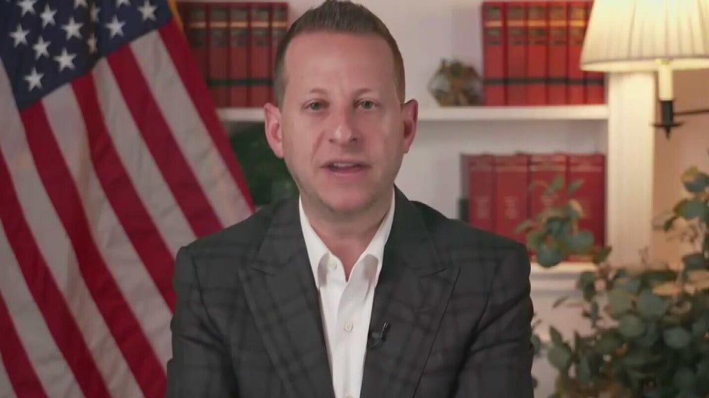 Man arrested in Palm Beach County for threatening voicemail against Rep. Jared Moskowitz — CBS Miami, Delray Beach Community news
