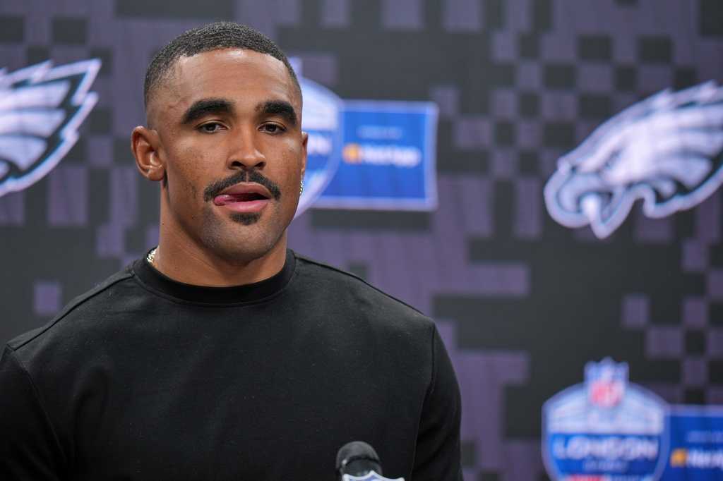 Eagles QB Jalen Hurts on IR due to blood clot — WPBF Sports Palm Beach