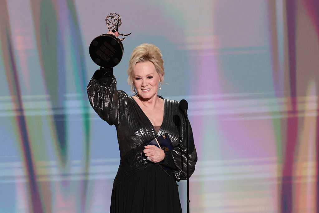 Jean Smart completes her 'Hacks' Sweep with 5th straight Emmy win — WPBF Entertainment Palm Beach
