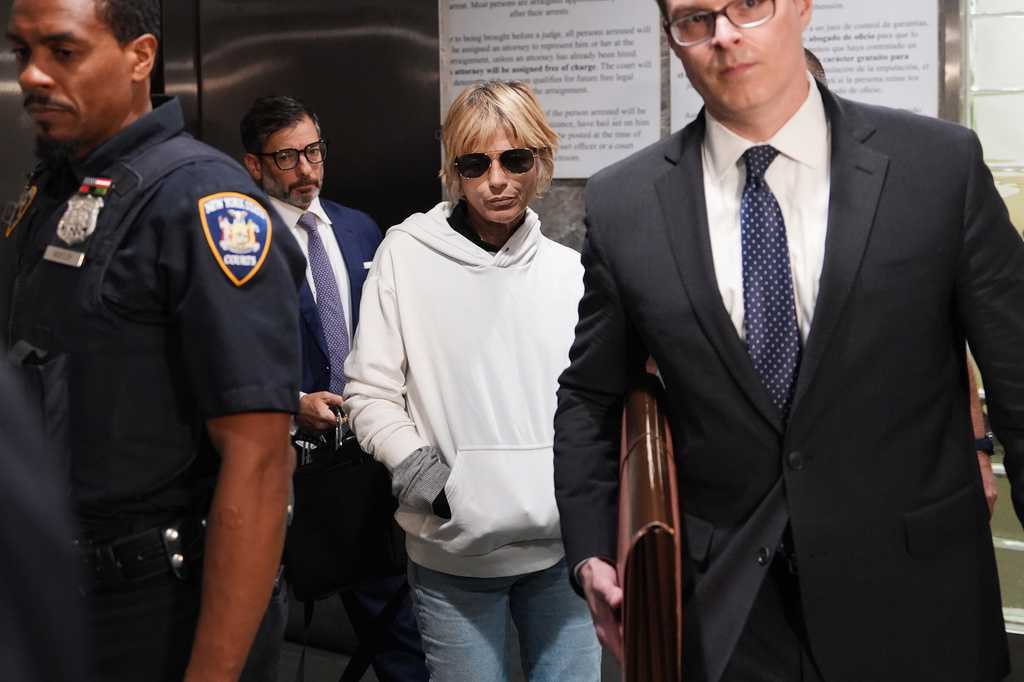 Selma Blair arrested in NYC after alleged flight assault, charged with kicking officer, nurse after — WPBF Entertainment Palm Beach