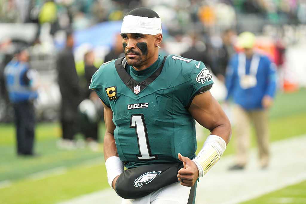 Jalen Hurts out for season after doctors find multiple blood clots in his lungs — WPBF Sports Palm Beach, Delray Beach Health news